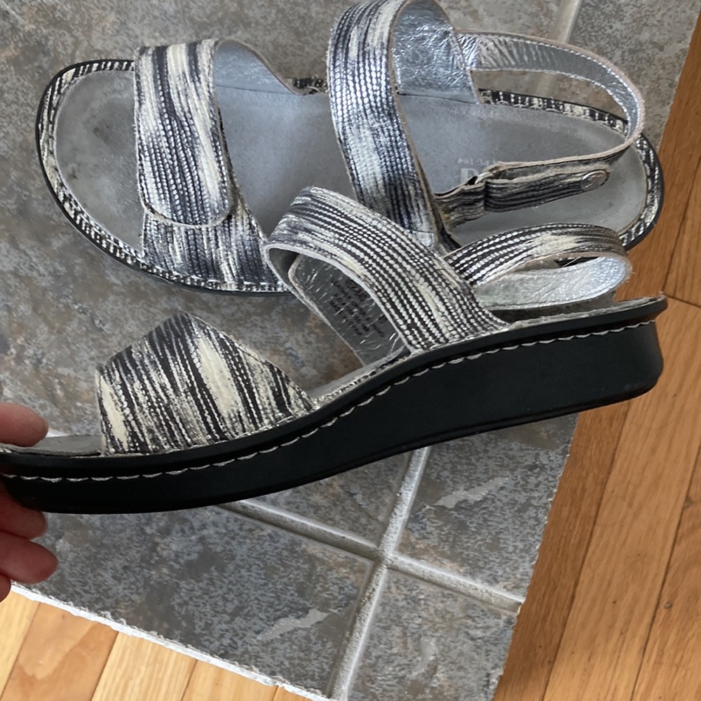 Like New! Alegria Vienna Grey Silver Cream Velcro Sandals 10/40